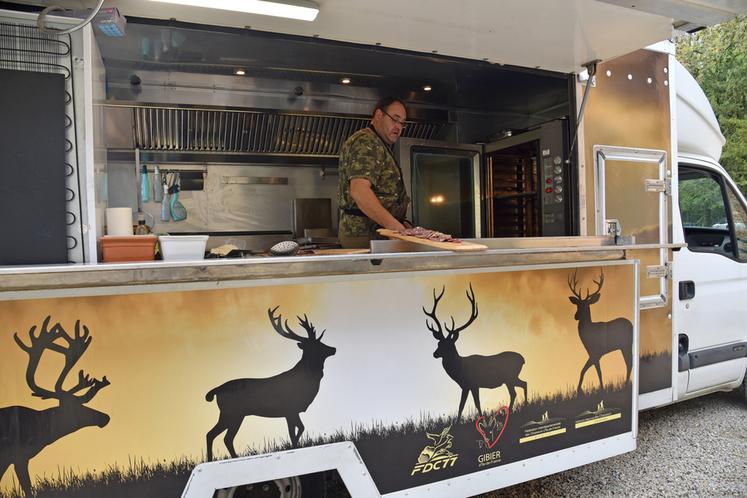 Réau, mardi 4 octobre. Le food-truck de Franck Assimon est facilement identifiable.