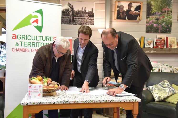 Le 7 novembre, à Pithiviers-le-Vieil. Jean-Marie Fortin, Marc Bouron et Marc Gaudet (de g. à d.) signent la convention de partenariat logistique et social.