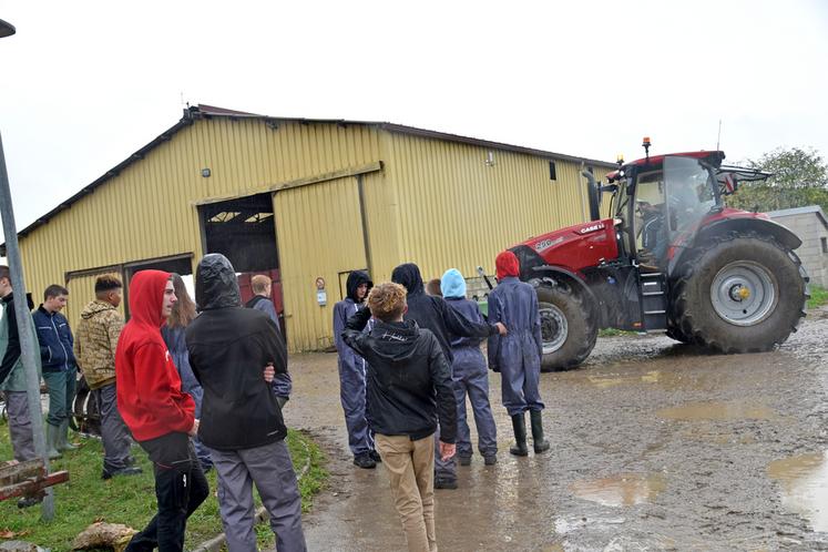 Brie-Comte-Robert, lundi 17 octobre. L'initiation à la conduite, une première pour certains élèves, est toujours très motivante pour les jeunes, même sous la pluie.