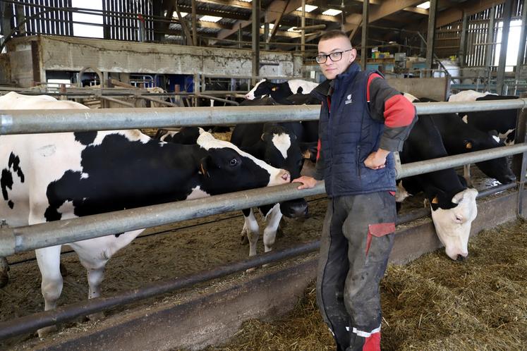 Antoine Lepoittevin élève ses vaches laitières avec passion. Selon lui, il se doit «	d’animer son métier et diffuser son savoir	».
