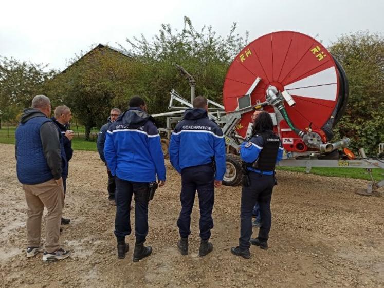 La gendarmerie du Loiret et la FNSEA 45 travaillent en partenariat pour renforcer la sécurité dans les exploitations agricoles et gagner en efficacité.