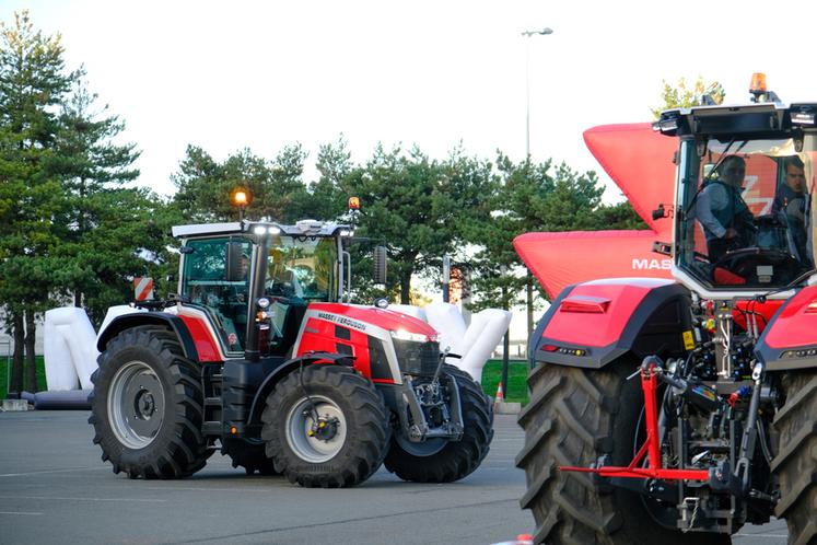 Le constructeur Massey-Ferguson proposait l'essai en dynamique de ses modèles, dont le nouveau 8S, sur 5	000 m2 à l'extérieur du salon.