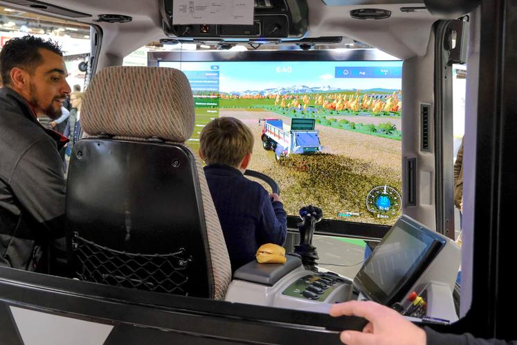 Petits et grands se sont essayés à la conduite sur Farming Simulator, intégré dans des cabines ­d'engins agricoles bien réelles.