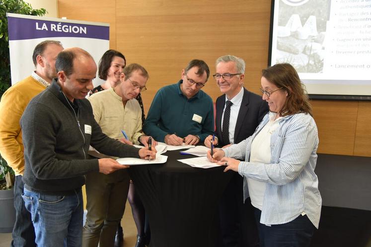 Lundi 14 novembre, à Olivet. Élaborée par l'agence régionale Dev'Up, la charte d'engagement partenaire C du Centre a été signée par l'ensemble des associations de restaurateurs de la région, notamment par Sabine Brochard (à d.), présidente des Toques du Loiret.