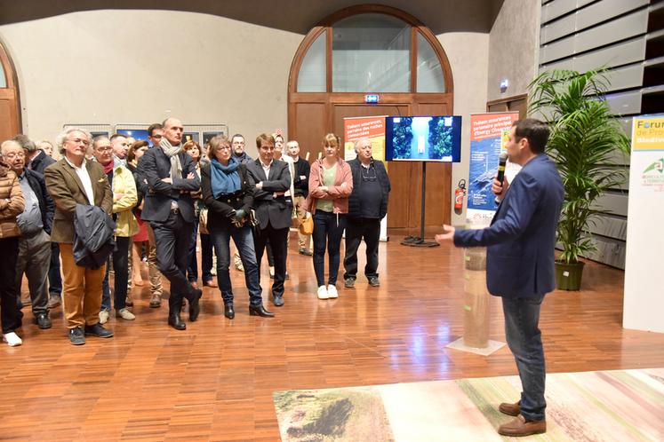 Provins, lundi 7 novembre. Clément Torpier présente la facette agriculture et biodiversité, alors que le sol est mis en avant sur l'espace de la chambre d'Agriculture.