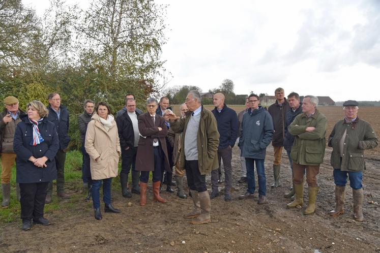 La délégation découvre un chantier d'enlèvement des betteraves.