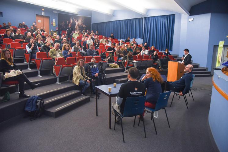 Jeudi 17 novembre, à Sours. Une table ronde a lancé la première journée des Défis de l'agroforesterie dans un amphithéâtre de La Saussaye bien garni.