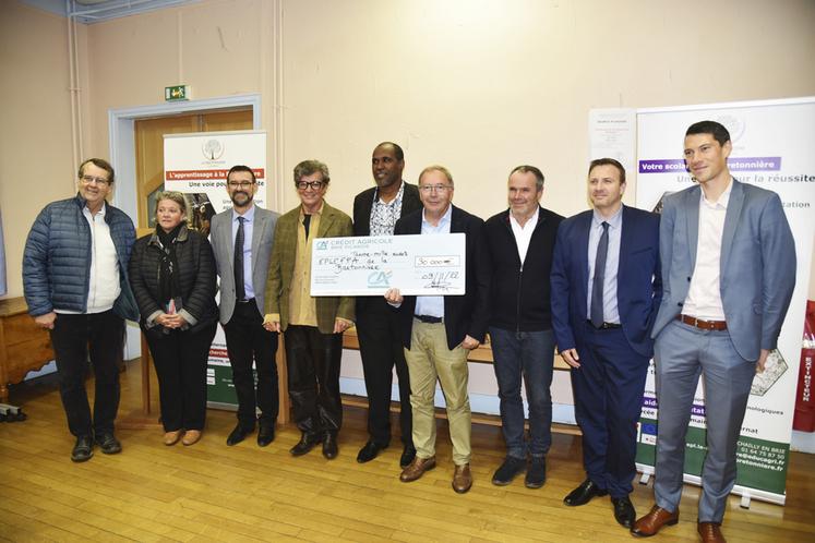 Chailly-en-Brie, jeudi 10 novembre. Remise symbolique d'un chèque par le président de la fondation Crédit agricole Brie-Picardie en présence du président de l'établissement, Antoine Heusèle.