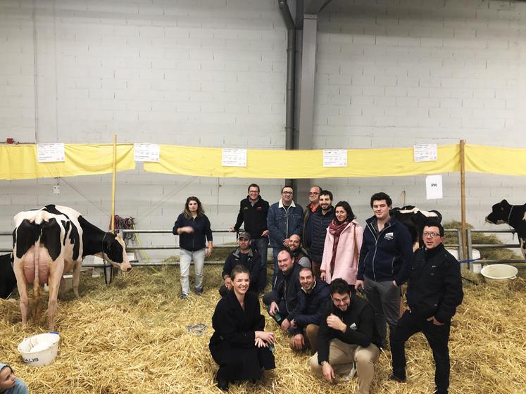 Les élus régionaux Jeunes agriculteurs ont arpenté les allées du salon avant de poser le temps d'une photo devant les vaches loirétaines d'Alicia Guérin.