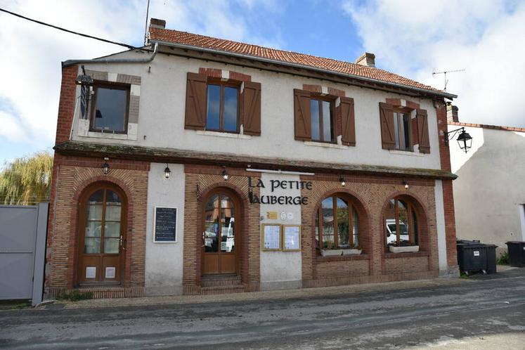 La Petite Auberge se situe au 34 Rue des Poulies à La Ferté-Saint-Aubin.