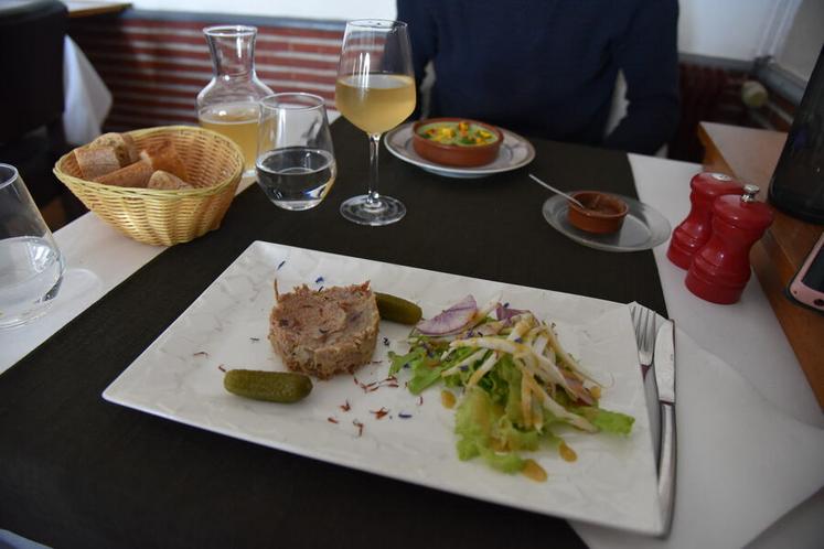 Rillettes de canard fermier bio avec des cornichons eux-aussi bio.