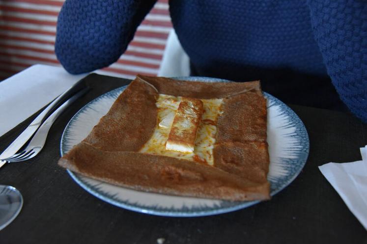 Galette sarrasin compotée de tomates, tofu artisanal et mozzarella râpé.