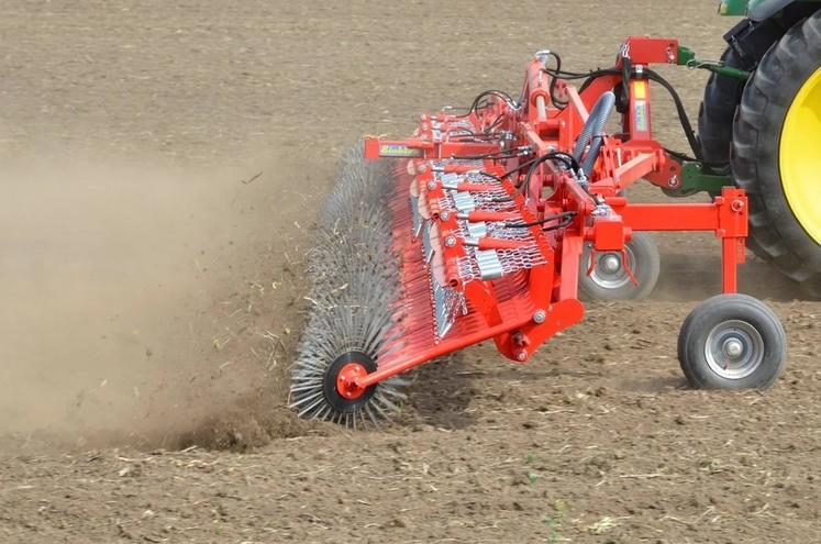 Grâce à la construction lourde et solide du châssis, aucun risque de basculement, même à des vitesses de travail élevées. Le cadre résiste sans problème aux charges élevées ainsi qu’à de nombreux hectares ou de nombreuses saisons d'étrillage.