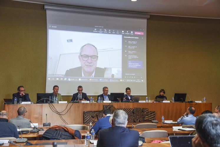 Lundi 28 novembre, à Chartres. Le président de la chambre d'Agriculture des Deux-Sèvres, Jean-Marc Renaudeau, a été invité en session pour expliquer ce qui se passe autour des projets de retenues de substitution.