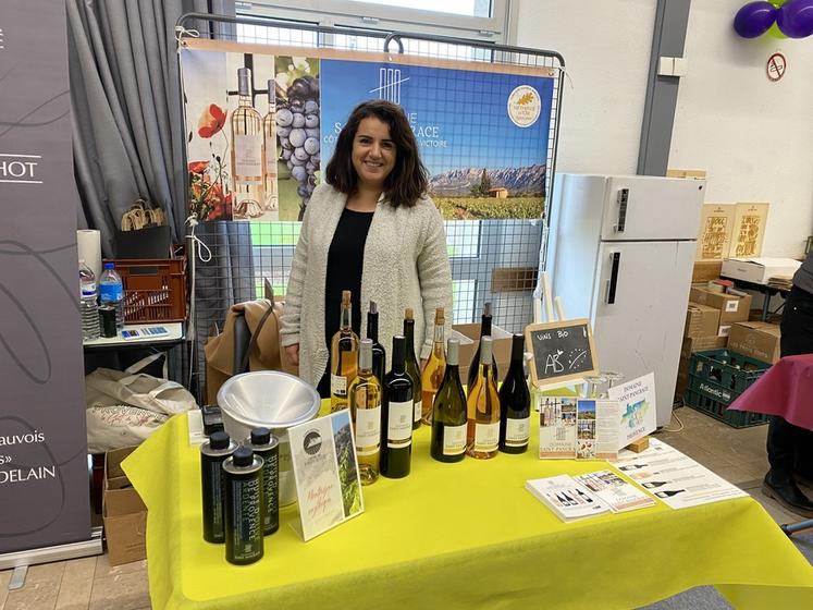 Noémie Guez, gérante du Domaine Saint-Pancrace en Provence, présentait son parcours en tant que vigneronne et détaillait ses vins vinifiés avec goût.