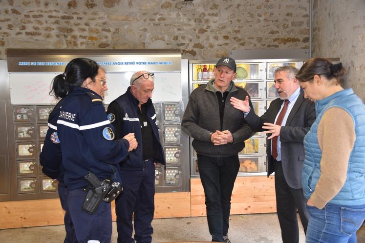 Guercheville, lundi 28 novembre. Échanges avec le sous-préfet de Fontainebleau devant les casiers qui proposent de multiples produits locaux dont ceux de la ferme.