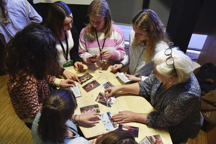 À l'aide de quatre lots de cartes, les groupes répartis dans les trois ateliers dédiés à la fresque ont offert leur vision du bien-être animal.