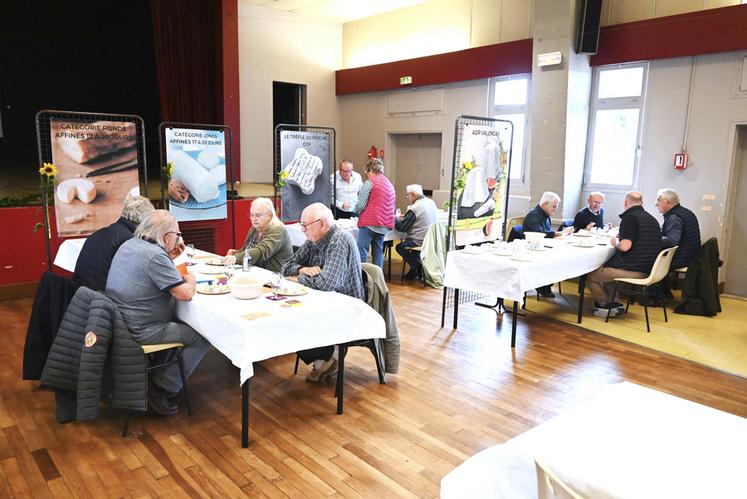 Le 9 novembre, à Selles-sur-Cher (Loir-et-Cher). Le jury a du départager les fromages répartis dans une vingtaine de catégories.