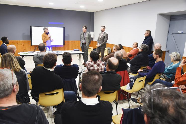 Le 30 novembre, à Louville-la-Chenard. Les Assises de la transition agricole ont permis à des agriculteurs de témoigner de leurs pratiques.