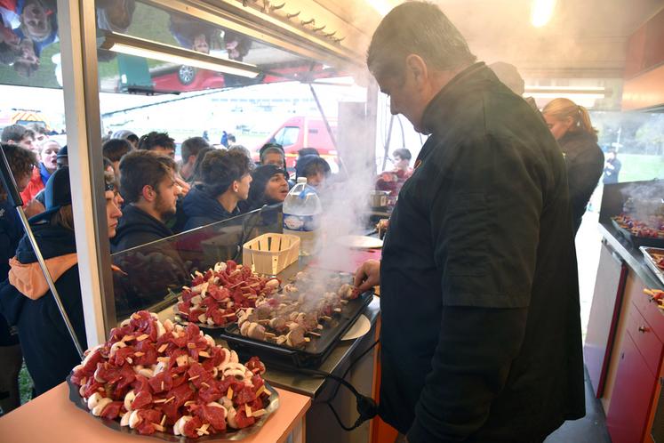 Mercredi 30 novembre, à Orléans. Après avoir disputé leurs matchs, les jeunes joueurs étaient ravis de goûter aux brochettes servies par Interbev*.