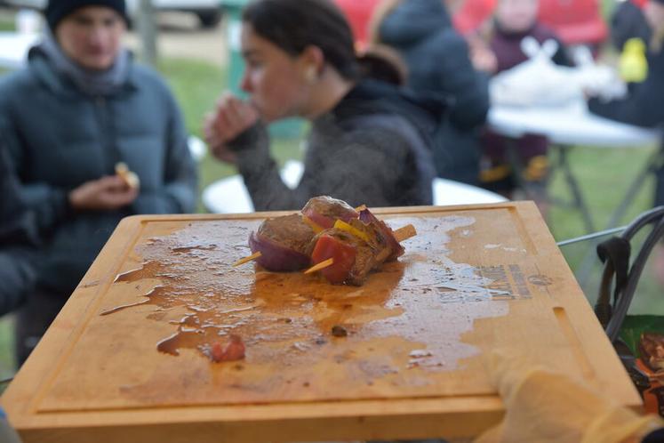 Après avoir disputé leurs matchs, les joueurs affamés ont été ravis de goûter aux brochettes servies par Interbev*.