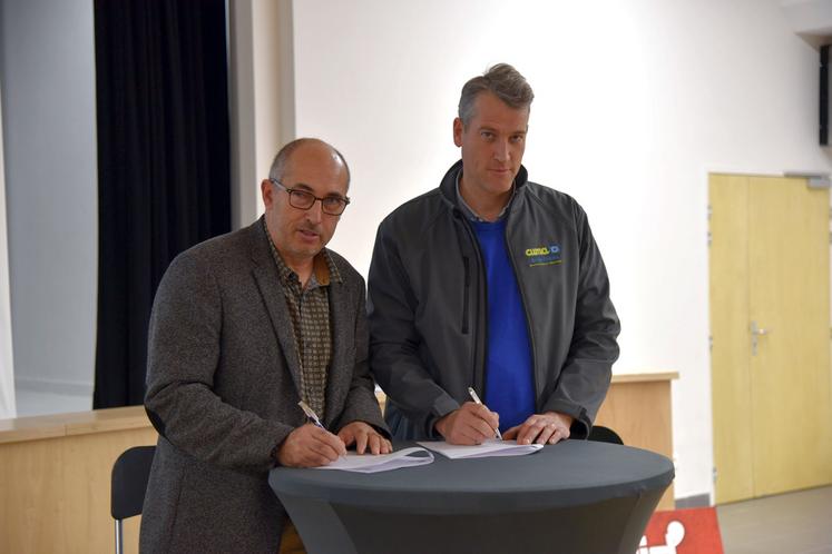 Jeudi 1er décembre, à Bellegarde. Thierry Rondeau et Vincent Boddaert, présidents des fédérations des Cuma* du Loiret et de l'Île-de-France, ont signé une convention partenariale.