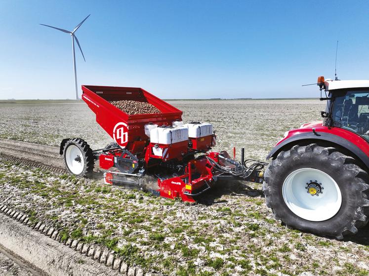 La Structural 4000 Smart-Float combine le travail du sol, la plantation et la ­formation de buttes en un seul passage.
