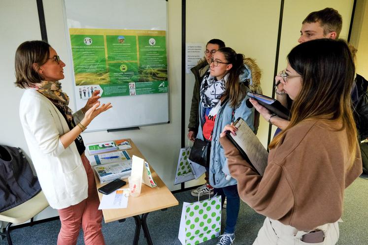 Jeudi 1er décembre, à Blois. Les élèves de quatre établissements agricoles de Loir-et-Cher ont pu échanger avec les organismes présents sur chaque étape de l'installation.