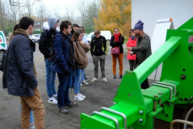 Le 6 décembre au lycée agricole de Chartres-La Saussaye. Pierre Minsat a présenté son Strip till aux élèves pendant les ateliers.