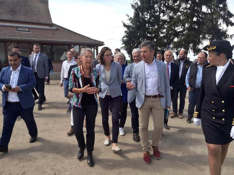 Le 27 mai à Sandillon, la FNSEA 45 a rencontré la Première ministre Élisabeth Borne, accompagnée de la ministre de la Transition écologique, en déplacement dans le Loiret dans une exploitation agricole touchée par la sécheresse. L’occasion d’aborder les enjeux de l’irrigation et du stockage de l’eau.