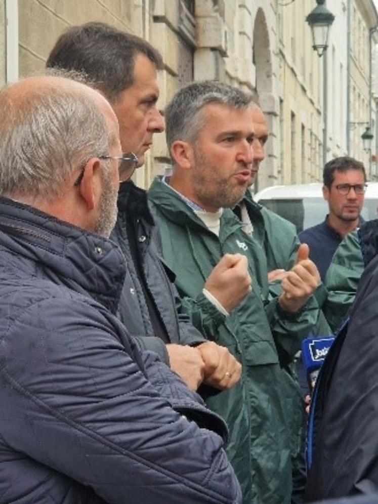 Le 26 septembre, à l’occasion d’une conférence de presse devant le tribunal d’Orléans, les responsables des régions du bassin Loire-Bretagne sont venus officialiser le dépôt du recours collectif contre le nouveau Sdage (Schéma directeur d'aménagement et de gestion des eaux), tout en dénonçant ses dérapages. Un recours a également été déposé par la FNSEA 45 contre le Sdage Seine-Normandie.