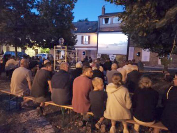 Le 26 août, à l'occasion du comice du Château-Renard, la FNSEA	45, avec le soutien de l’interprofession lait, a organisé une diffusion en plein air du film Même pas peur d’être éleveur. Un événement qui a permis de revaloriser le métier d’éleveur laitier avec vérité, bienveillance et transparence. De quoi ­susciter des vocations !