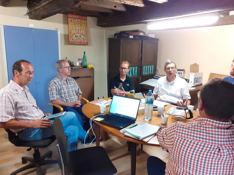 Le 13 septembre à Sully-sur-Loire, face à la perte alarmante de dynamisme laitier dans le Loiret, une délégation de la FNSEA 45 a reçu Emmanuel Vasseneix, président de la Laiterie de Saint-Denis-de-l'Hôtel. L'occasion pour le syndicat d'être force de propositions pour que les éleveurs gardent confiance en l’avenir de la production laitière.