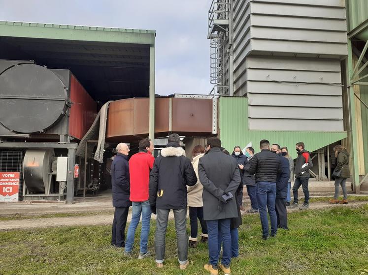 Le 21 janvier, afin de mettre en lumière la contribution de l’agriculture à la production d’énergies renouvelables, la FNSEA 45 a invité les médias et les élus politiques à une visite guidée de l’EARL Coladan qui déploie des solutions pour répondre à l’enjeu du climat et de la transition énergétique, tout en poursuivant sa mission première de production.