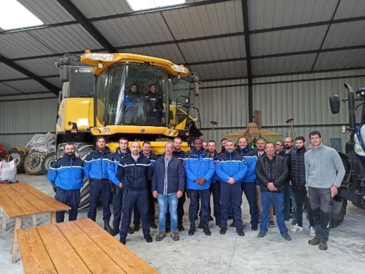 Vendredi 14 octobre, agriculteurs et membres de la gendarmerie se sont retrouvés dans une exploitation de Châtillon-le-Roi pour créer des liens et échanger sur les bonnes pratiques.