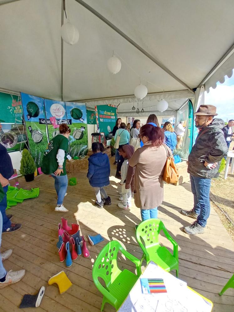 Début septembre à Outarville, à l'occasion de l'événement Terres de Jim, l'équipe de la FNSEA CVL a organisé pendant trois jours de nombreux temps forts sur son stand, de quoi présenter ses services et faire briller l’agriculture loirétaine.