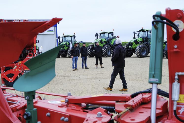 Le 8 décembre à Bouville. Le concessionnaire Nouvellon a ouvert ses portes aux agriculteurs, l'occasion de mettre en avant ses marques partenaires.