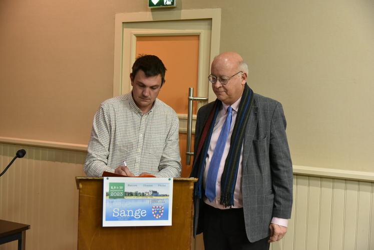 Mathieu Teixeira et Frédéric Néraud, respectivement présidents de la fête de la Sange et de Tourisme Loiret, ont signé une convention partenariale.