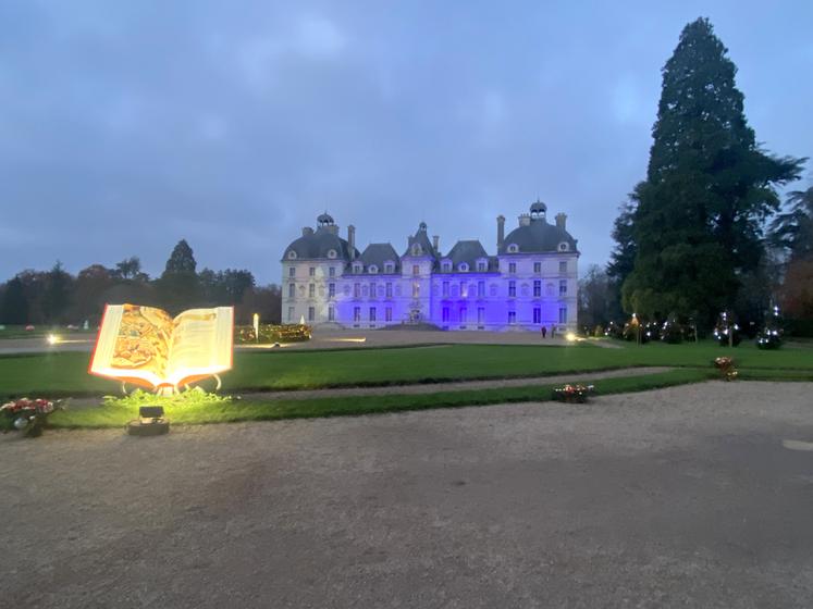 La façade extérieure du château de Cheverny s'illumine aux couleurs de Noël dès la nuit tombée pour émerveiller petits et grands. 