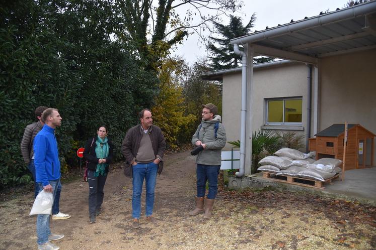 Villemareuil, mercredi 30 novembre. Mathieu Dano (à gauche) a présenté sa structure et ses différentes activités avicoles.