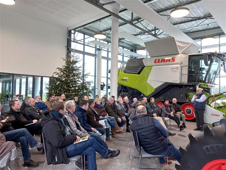 Didier Collobert, directeur commercial récolte et nouvelle technologie, présente le groupe Claas aux adhérents. 