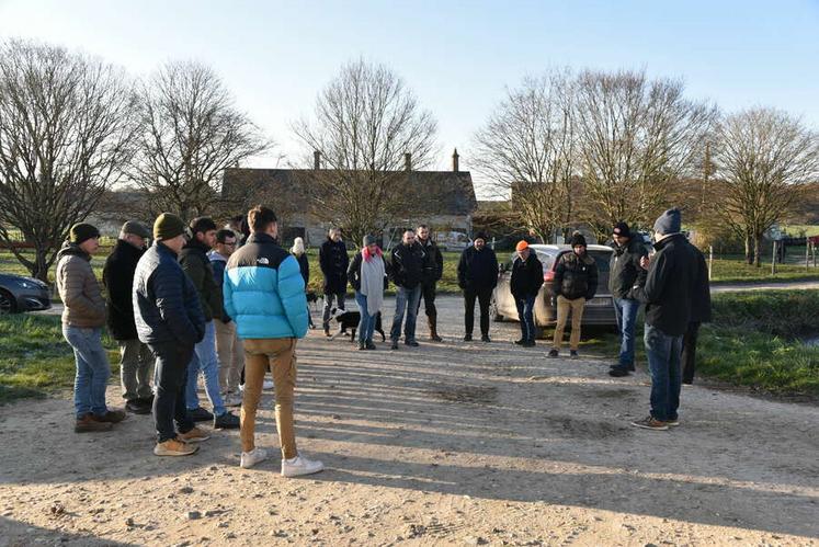 Réunie au Gaec de la Forêt, l'assemblée a pu écouter les témoignages de Rémi Lachaux, Mathieu Teixeira et Alexis Descamps, éleveur laitier épanoui grâce à la force du groupe générée par sa Cuma.