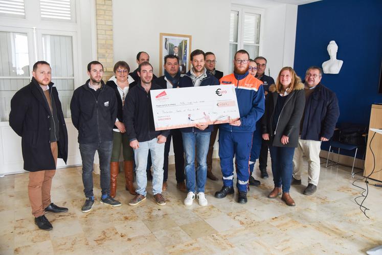 Mercredi 7 décembre, à Toury. Jeunes agriculteurs d'Eure-et-Loir a remis un chèque de 1	028 euros à la Protection civile d'Eure-et-Loir, fruit de la récolte de son opération Semis solidaires.
