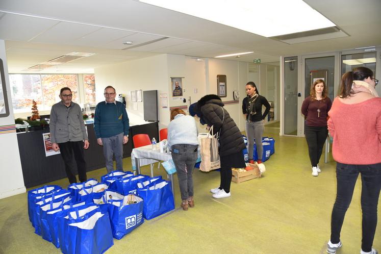 Le Mée-sur-Seine, samedi 10 décembre. Deux administrateurs (Guy Berthelot et Jean-Claude Tétard) participaient à la distribution des paniers solidaires.