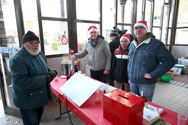 Les membres de JA 41 servaient des crêpes ainsi que du chocolat et du vin chauds dans l'espoir de réchauffer les visiteurs venus braver le froid. 