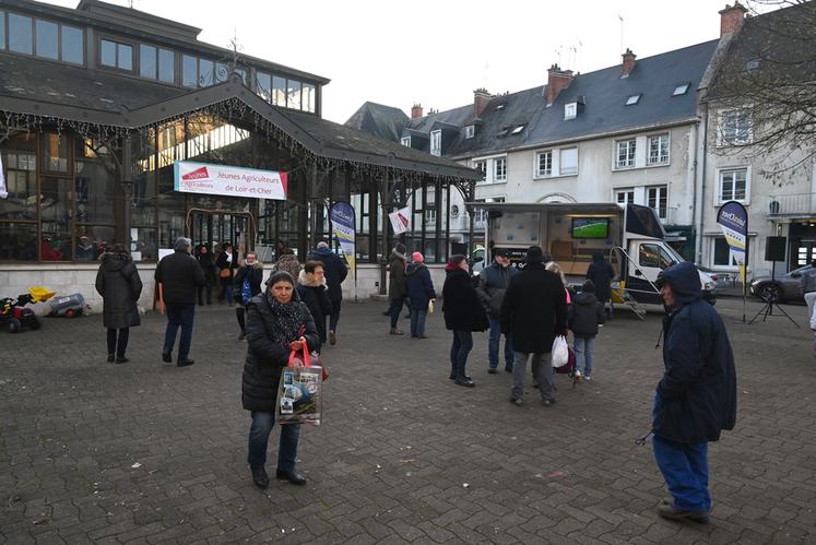 Cette année, les producteurs du traditionnel marché de Noël organisé par JA 41 étaient tous rassemblés sous le marché couvert de Vendôme. 