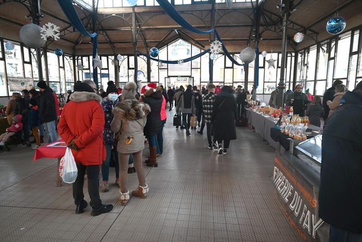 Les visiteurs sont venus en nombre pour découvrir les produits locaux proposés par des producteurs ravis d'être là. 