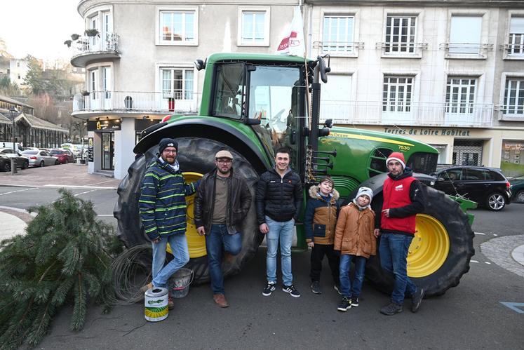 Les membres des cantons de la Petite Sologne ainsi que de Lamotte-Beuvron étaient réunis pour décorer leur tracteur pour le défilé. 