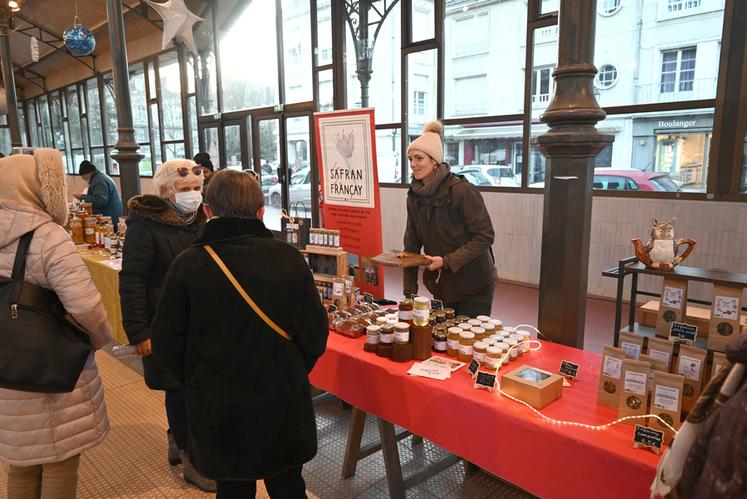 Jeanne Hermant, présidente de JA 41 et apicultrice, faisait déguster et découvrir ses productions locales et 100	% artisanales. 