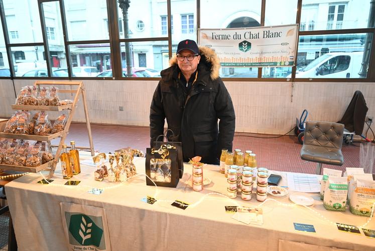 Benoît Lonqueu, céréalier et gérant de la Ferme du Chat blanc, a fait découvrir ses noix chocolatées aux visiteurs curieux de découvrir des nouveautés. 